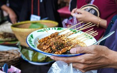 Indonesia: Người phụ nữ tử vong sau khi ăn thịt gà xiên: Kết quả khám tử thi gây bất ngờ