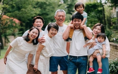 Bố chồng đột nhiên yêu cầu chụp ảnh cả gia đình, một tuần sau ông đưa ra đề nghị khiến tôi vừa lo vừa rối