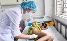 Bé trai 11 tuổi suýt mất mạng, mất chân sau những cơn sốt cao kéo dài, đau nhức hai chân