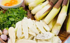 Nhiều người uống nước đá, trà sữa để giải nhiệt nhưng không biết cơ thể đang cần thứ khác: 7 loại rau bán đầy chợ Việt này mới nên ăn