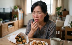 Người phụ nữ 54 tuổi thức dậy với đôi môi sưng phồng sau bữa ăn khuya: Bác sĩ nói nhiều người Việt đang làm điều tương tự