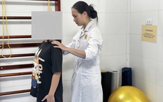 Đừng để đến khi con vai cao vai thấp: Một thói quen quen thuộc có thể khiến cột sống trẻ cong vẹo mà cha mẹ không hay biết