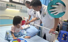Tỉnh dậy sau giấc ngủ trưa, bé gái 2 tuổi khóc thét, cô giáo nhìn thấy tưởng không sao, cha mẹ lập tức đưa đi viện