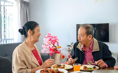Nhờ chồng tìm hiểu về bố dượng tương lai, tôi lạnh sống lưng với những gì được anh tiết lộ