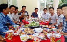 Một câu nói của người họ hàng trong bữa cơm quê đã "bóc trần" lý do thật sự đằng sau những lần chồng tôi hào phóng