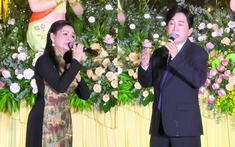 Cặp vợ chồng NSƯT bỏ ô đứng hát giữa trời mưa lớn, nói thẳng 1 điều