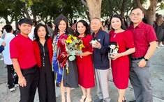 Con gái NSƯT Ngọc Huyền tốt nghiệp đại học ở Mỹ, danh ca Thanh Tuyền cũng có mặt