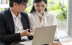 "Bỏ việc mang vác nặng": Laptop 990g - "Vũ khí" cân mượt mọi deadline từ văn phòng ra quán café