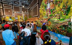 Trổ tài tạo hình trái cây, các nghệ nhân khiến khách đến núi Bà Đen ngỡ ngàng