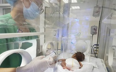 Kỳ tích từ sự phối hợp phản ứng nhanh: Bệnh viện Đa khoa Bình Tân cấp cứu thành công bé sinh cực non chỉ 23 tuần tuổi