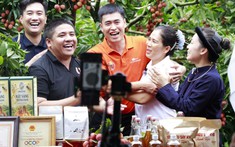 Hiệu trưởng trực tiếp livestream bán vải, chốt đơn hàng chục tấn nông sản