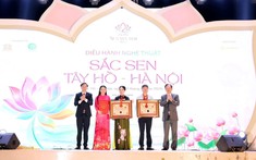 Hơn 2.000 người với áo dài hoạ tiết hoa sen diễu hành & xác lập kỷ lục 