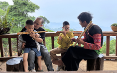 Cha con vạn dặm: BTV Sơn Tùng dạy con biết ơn từ những điều bình dị nhất