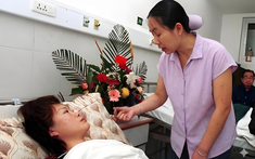 Từ chỗ khinh em dâu làm công nhân đến lúc phải nhờ vả em, tôi mới ngộ ra một điều: Giàu nghèo đến lúc ốm đau mới thấu