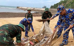 Tuổi trẻ các đơn vị Quân đội trên Đảo Trần ra quân làm sạch biển, thu gom hơn 5 tấn rác