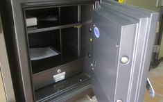 Thấy lãi suất tăng cao, tôi định lấy hết tiền đi gửi ngân hàng nhưng khi vừa mở két sắt ra, tôi lặng cả người