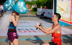 Đang chạy marathon bỗng thành nữ chính phim điện ảnh: Cô gái được cầu hôn ngay khi vừa cán đích với chiếc nhẫn trong mơ
