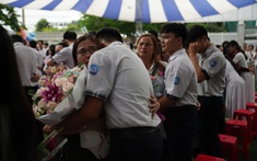 Khoảnh khắc ôm cha mẹ khóc đầy xúc động của học sinh Trần Cao Vân trong lễ Tri ân và Trưởng thành