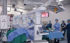 Cột mốc mới của y học Việt Nam: Lần đầu tiên bác sĩ phẫu thuật từ xa cho bệnh nhân cách hàng nghìn cây số