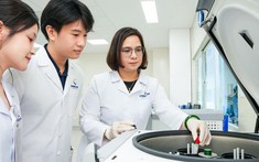 Không đứng trước bàn mổ, vẫn có thể bước vào trung tâm của y học hiện đại
