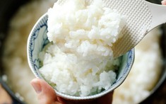 Ăn cơm trắng cũng bổ nếu dùng 2 thứ nước quen thuộc này thay nước lọc khi nấu