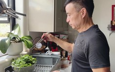 Bố ruột bé Xuân Mai phải đi bán cơm ở Mỹ