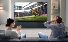 Trend mới mùa lễ hội bóng đá: Đổi màu đèn LED trên loa tháp, hoà sắc cờ cùng đội tuyển yêu thích