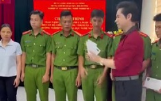 Ngọc Sơn tặng quà cho các chiến sĩ công an có hoàn cảnh khó khăn