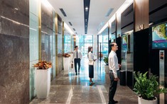 Ai cũng nói là nhìn thấy trong thang máy
