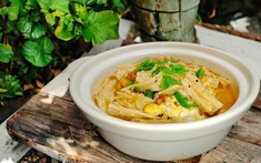 Món ăn này nấu dễ, rẻ mà ngon hơn cả thịt, nước dùng chan vào cơm đưa vị vô cùng