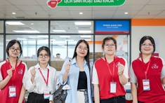 Đông đảo thí sinh, phụ huynh đến UEF hoàn tất thủ tục nhập học