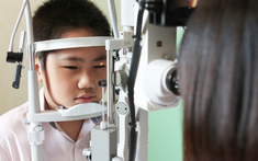 Độ cận tăng không chỉ khiến trẻ thay kính nhiều hơn: Những nguy cơ từ cận thị mà cha mẹ chưa biết