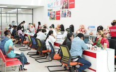 Đông đảo thí sinh và gia đình đến UEF hoàn tất thủ tục nhập học