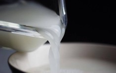Vì sao không nên đổ nước vo gạo xuống cống?