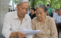 Hai phương án điều chỉnh tuổi hưởng trợ cấp hưu trí xã hội: Giữ 75 tuổi hay giảm dần xuống 70?