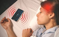 Lời khuyên cho tất cả những ai đặt điện thoại ngay giường ngủ mỗi tối