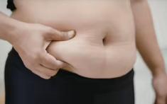 Không ăn nhiều mà bụng vẫn ngày càng to? Chuyên gia nội tiết cảnh báo: Thủ phạm có thể là thói quen hàng triệu người mắc mỗi đêm