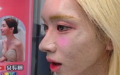 Hơn 2 triệu người hoảng hốt với bức ảnh như cả "tấn phấn" trên mặt của idol live Hàn Quốc