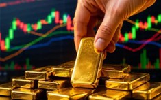 Thị trường tài chính sáng 20-8: Giá vàng vượt mốc 4.500 USD/ounce, giá dầu đạt đỉnh 4 tuần