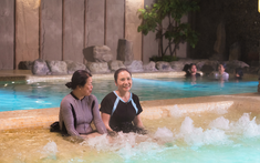 Khi Onsen trở thành thói quen: Hành trình tìm lại sự dẻo dai của nữ điều dưỡng tuổi 65 tại Phương Đông Asahi