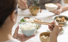 5 thói quen khi ngồi ăn cơm cần bỏ ngay để tránh hại sức khỏe