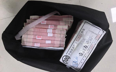 Chuyển khoản hộ 718 triệu đồng rồi cầm về 718 triệu tiền mặt, người đàn ông phải báo công an