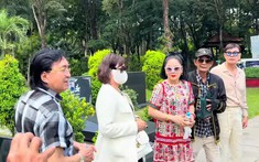 Nữ nghệ sĩ U80 tới mộ NSND Thanh Kim Huệ: "Tôi là vợ bé trong phim của của chồng Huệ đây"
