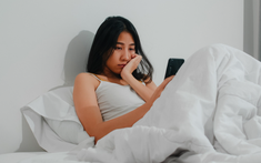Tôi mất ngủ vì tin nhắn 4 chữ của chồng cũ, sáng dậy định trả lời thì anh gửi thêm một tin khác khiến tôi thấy mình thật ngớ ngẩn