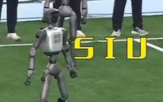 Bật cao xoay người ăn mừng Siuuu chuẩn đét CR7, robot gây sốt tại đại hội thể thao