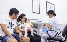 Bất lực khi chồng nhất quyết không cho con tiêm phòng vì tin rằng “trẻ con phải tự tạo miễn dịch”