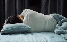 Con trai 17 tuổi đêm nào cũng phải ngủ cùng mẹ! Bác sĩ tâm lý nói thẳng: Người sai chưa bao giờ là đứa trẻ!
