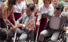 Mạnh Quỳnh về Việt Nam, phải ngồi xe lăn và chống nạng