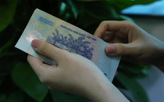 Chị dâu cho tiền, tôi cất kỹ trong tủ vẫn bị chồng lục lọi lấy được, đã vậy anh còn đến tận nhà chị làm ầm ĩ
