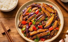 Chỉ cần thêm 1 bát nước sốt bí truyền nữa thôi, món cà tím sẽ ngon hơn cả thịt khiến bạn ăn hết 2 bát cơm